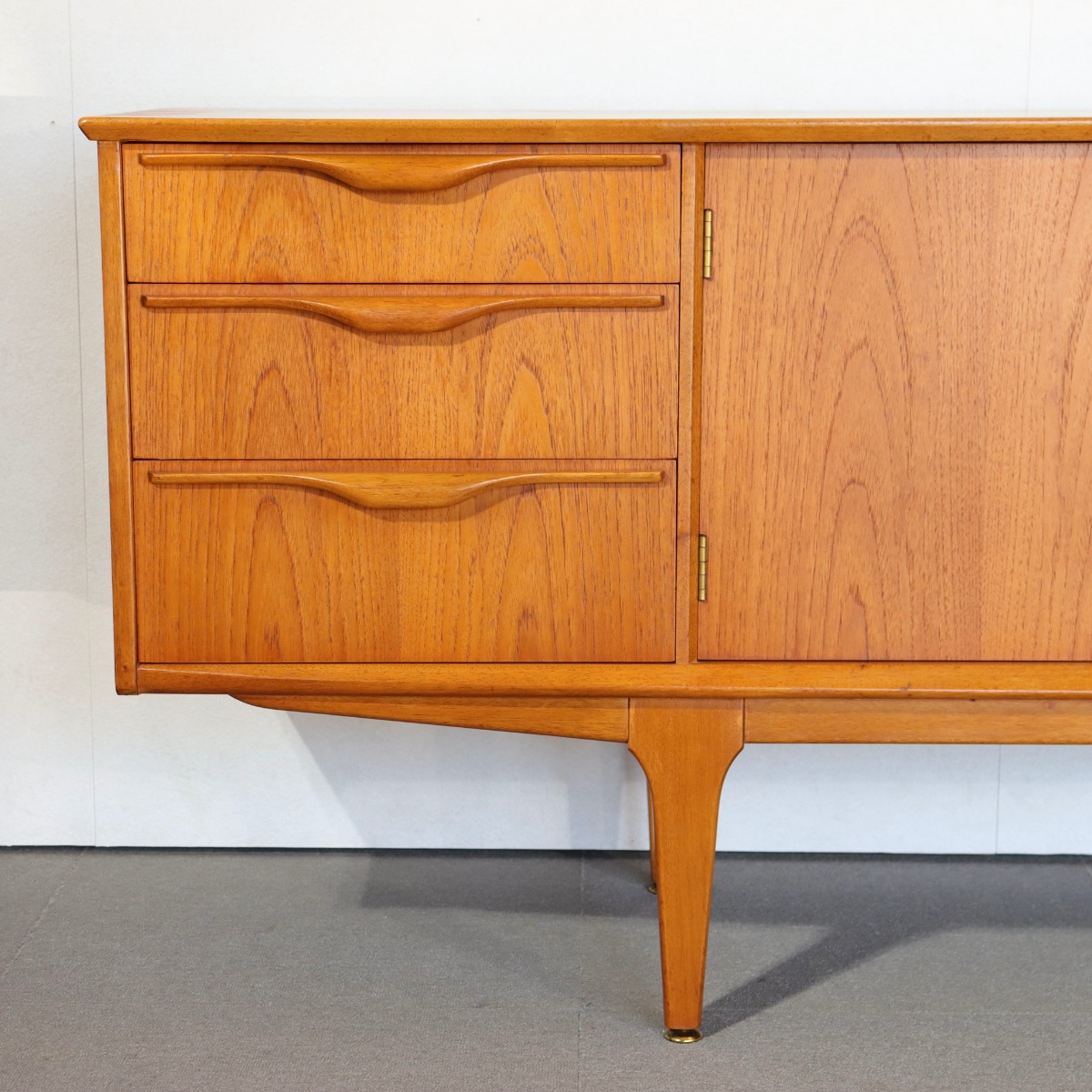 ジェンティークサイドボード。チーク材の深い色味が美しいヴィンテージ。空間に映える一台。