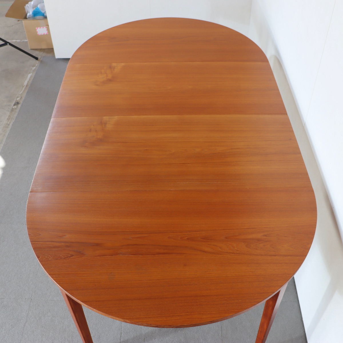 デンマーク製ダイニングテーブル。木の呼吸を感じるチーク材の北欧ヴィンテージ。自然と共にある上質な家具。