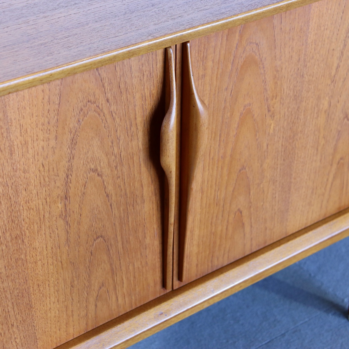 ジェンティークサイドボード。チーク材の深い色味が美しいヴィンテージ。空間に映える一台。