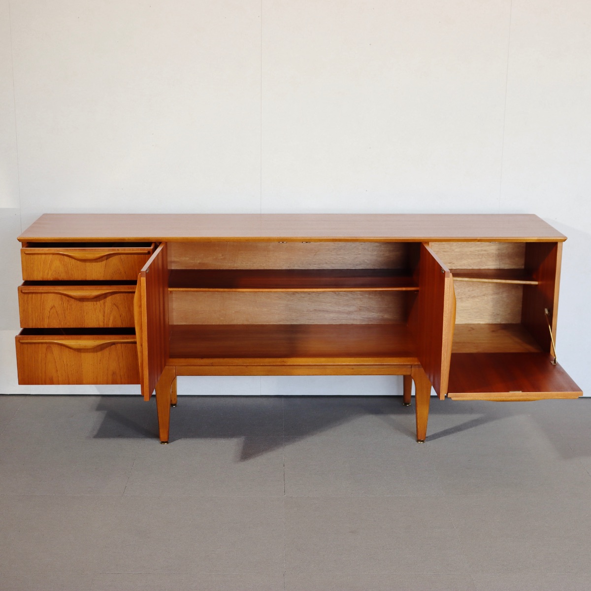 ジェンティークサイドボード。チーク材の深い色味が美しいヴィンテージ。空間に映える一台。