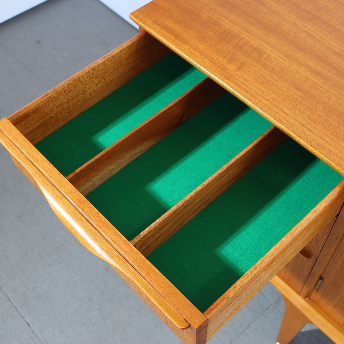 ジェンティークサイドボード。チーク材の深い色味が美しいヴィンテージ。空間に映える一台。