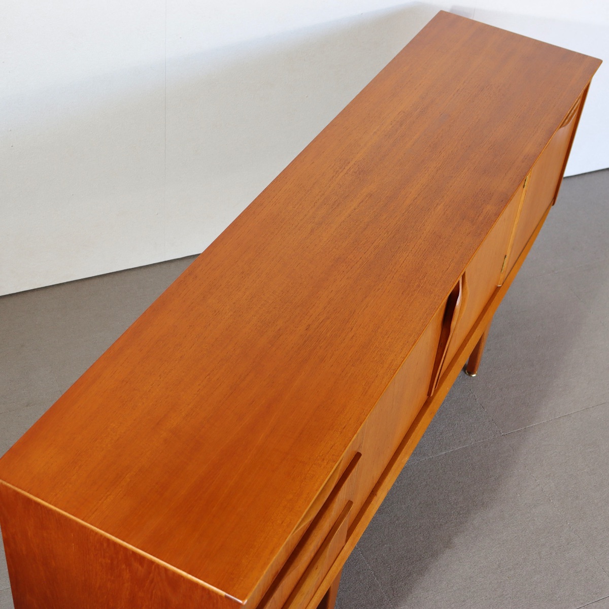 ジェンティークサイドボード。チーク材の深い色味が美しいヴィンテージ。空間に映える一台。