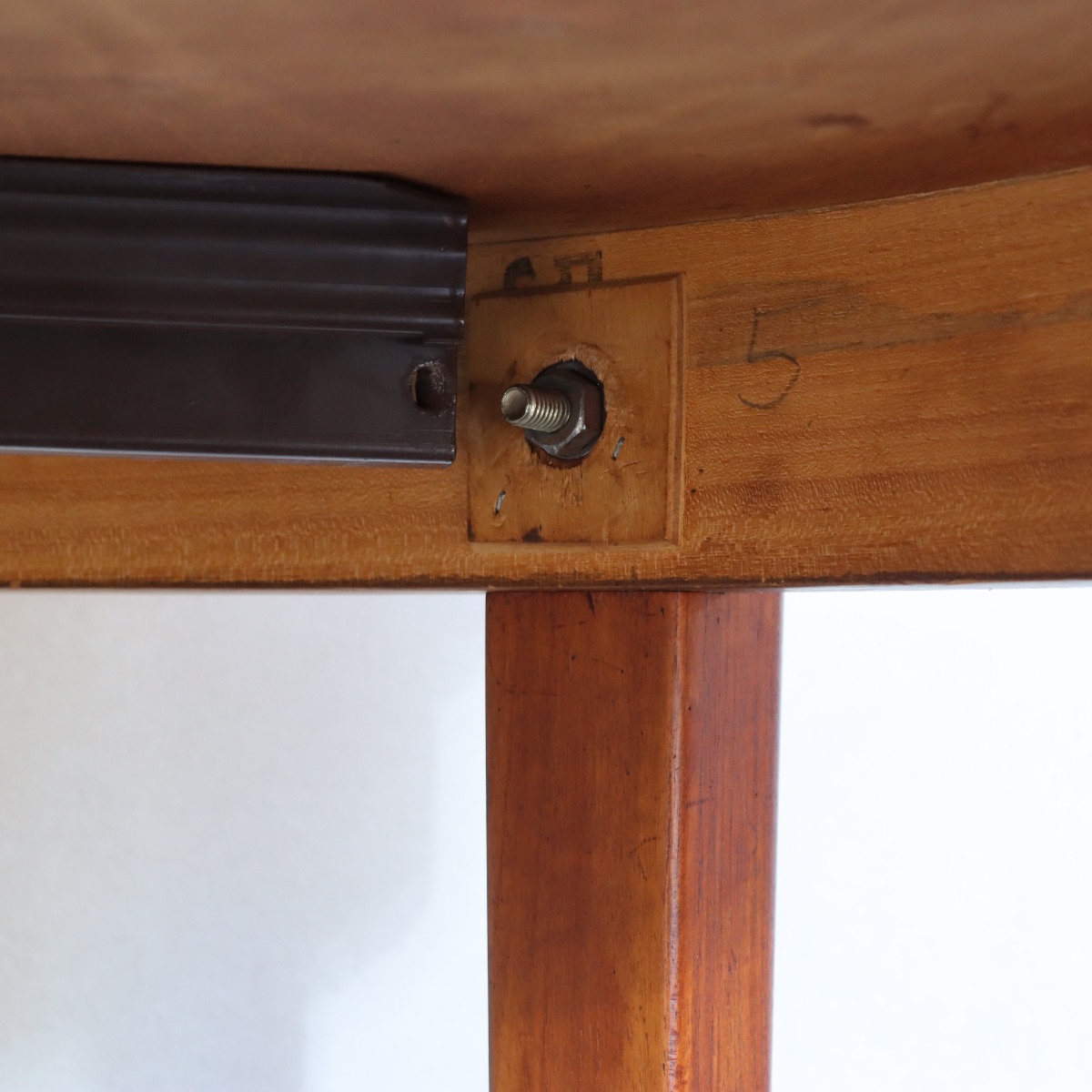 デンマーク製ダイニングテーブル。木の呼吸を感じるチーク材の北欧ヴィンテージ。自然と共にある上質な家具。