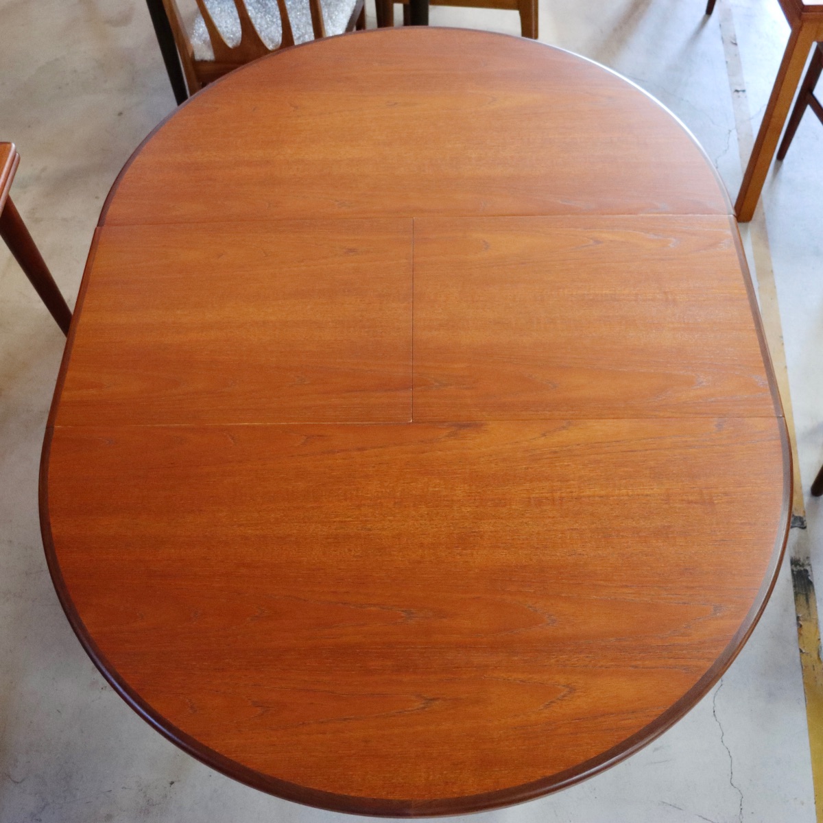 ジープランG-PLANラウンドダイニングテーブル。上質な木目が際立つヴィンテージ家具。所有する喜びを感じる一品。