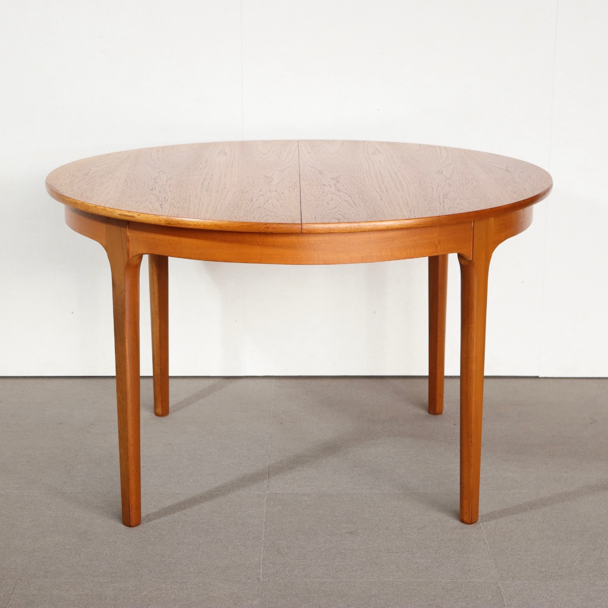 ネイサンラウンドダイニングテーブル。チーク材の豊かな色合いが魅力のヴィンテージ。高級感ある佇まい。