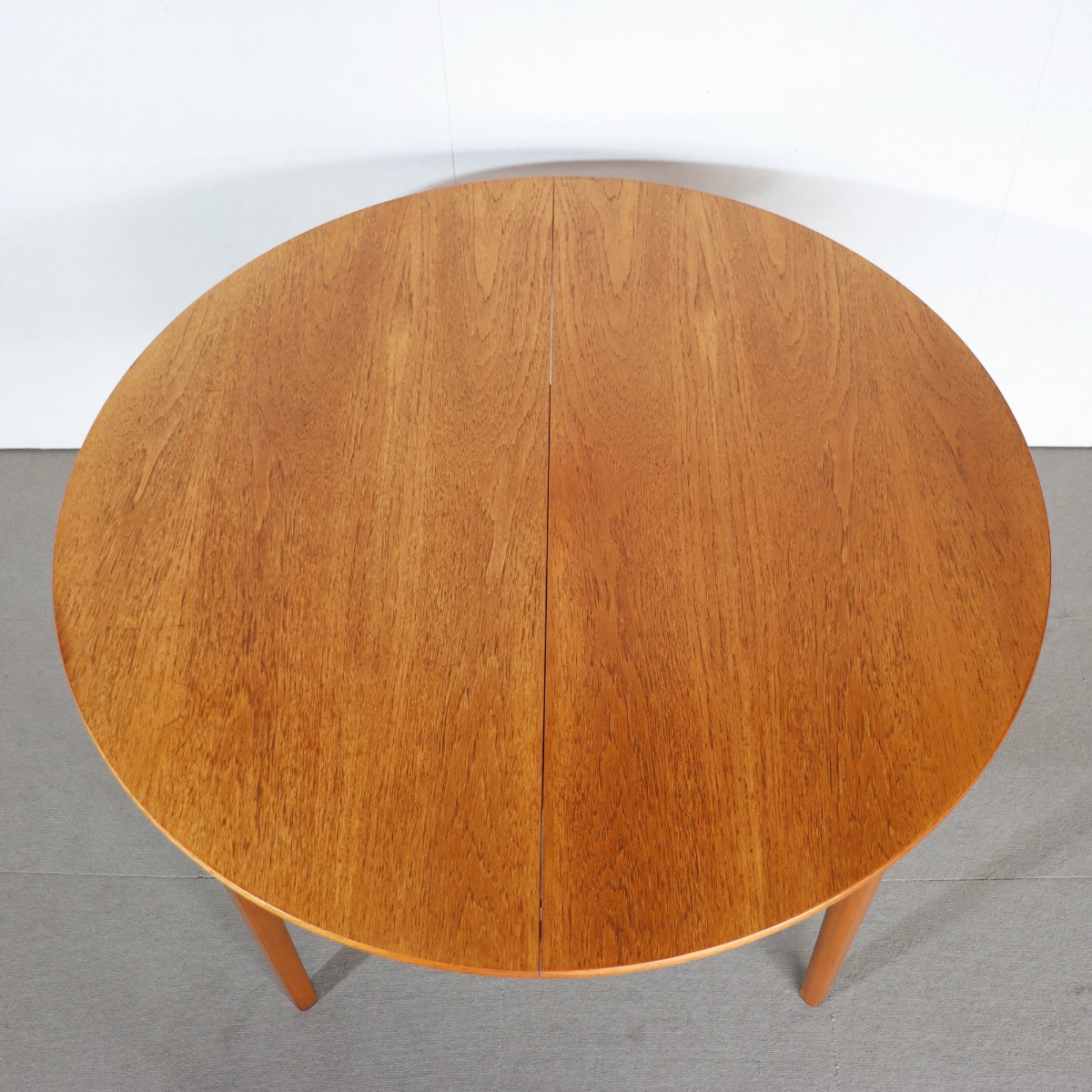 ネイサンラウンドダイニングテーブル。チーク材の豊かな色合いが魅力のヴィンテージ。高級感ある佇まい。