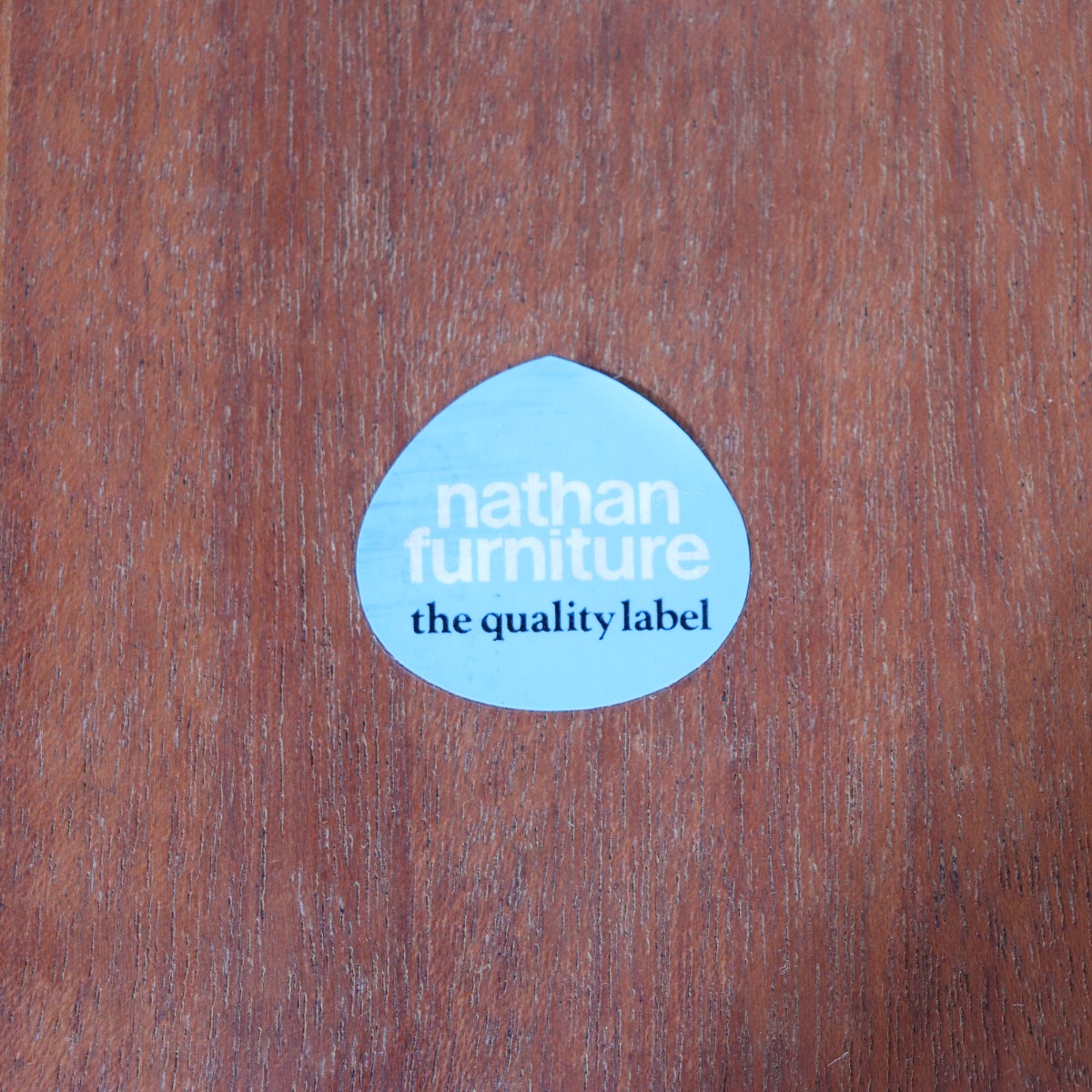 ネイサンラウンドダイニングテーブル。チーク材の豊かな色合いが魅力のヴィンテージ。高級感ある佇まい。