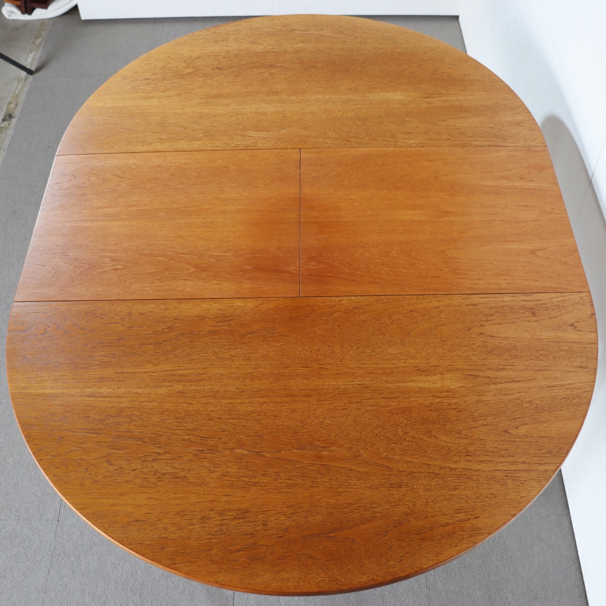 ネイサンラウンドダイニングテーブル。チーク材の豊かな色合いが魅力のヴィンテージ。高級感ある佇まい。
