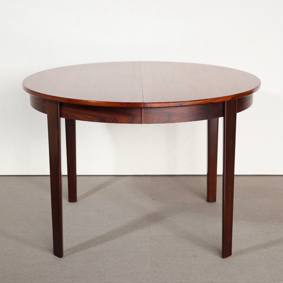 デンマーク製ラウンドダイニングテーブル。ローズウッドの高級感ある佇まい。長く使える上質なヴィンテージ。