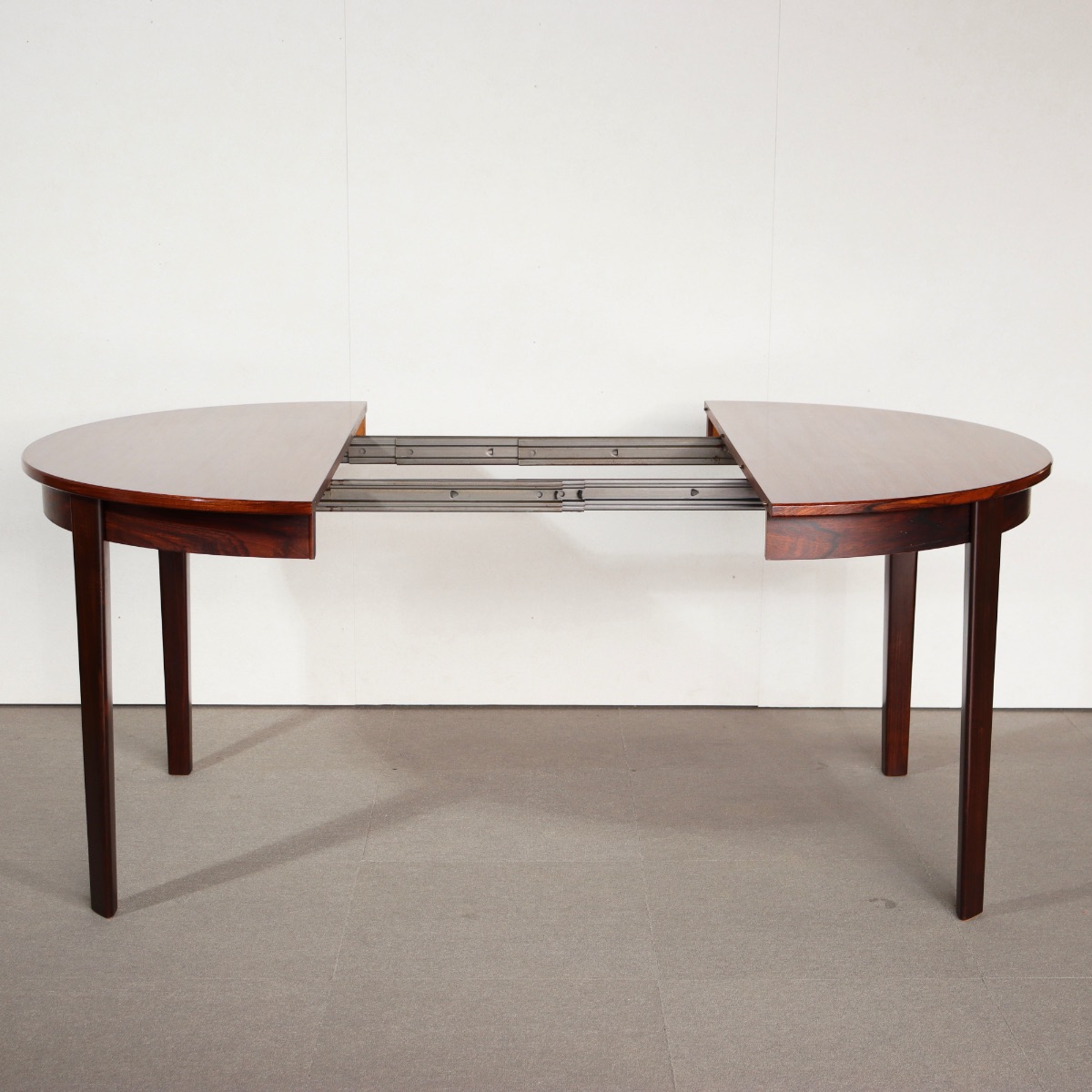 デンマーク製ラウンドダイニングテーブル。ローズウッドの高級感ある佇まい。長く使える上質なヴィンテージ。