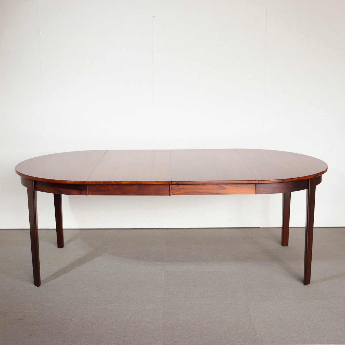 デンマーク製ラウンドダイニングテーブル。ローズウッドの高級感ある佇まい。長く使える上質なヴィンテージ。