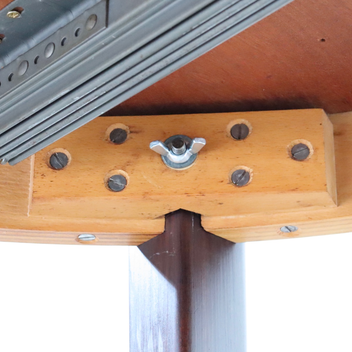 デンマーク製ラウンドダイニングテーブル。ローズウッドの高級感ある佇まい。長く使える上質なヴィンテージ。