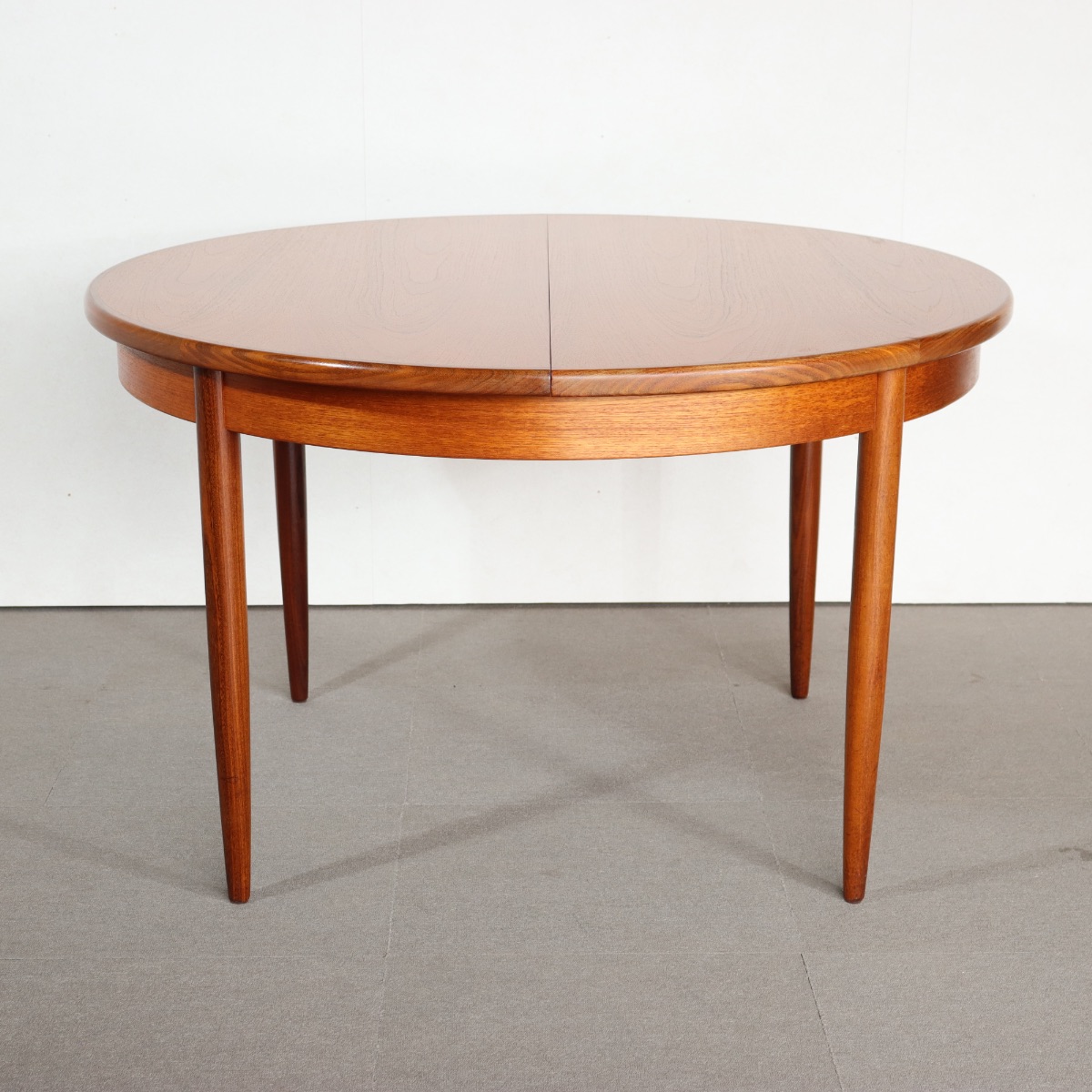 ジープランラウンドダイニングテーブル。チーク材の艶やかな質感が印象的なヴィンテージ。上質な存在感。