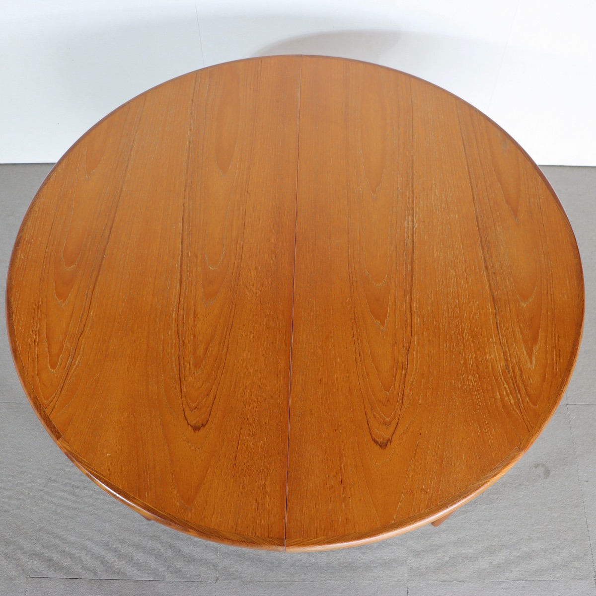 ジープランラウンドダイニングテーブル。チーク材の艶やかな質感が印象的なヴィンテージ。上質な存在感。