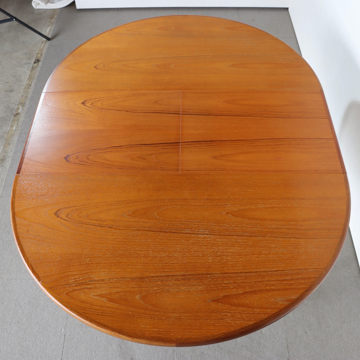 ジープランラウンドダイニングテーブル。チーク材の艶やかな質感が印象的なヴィンテージ。上質な存在感。