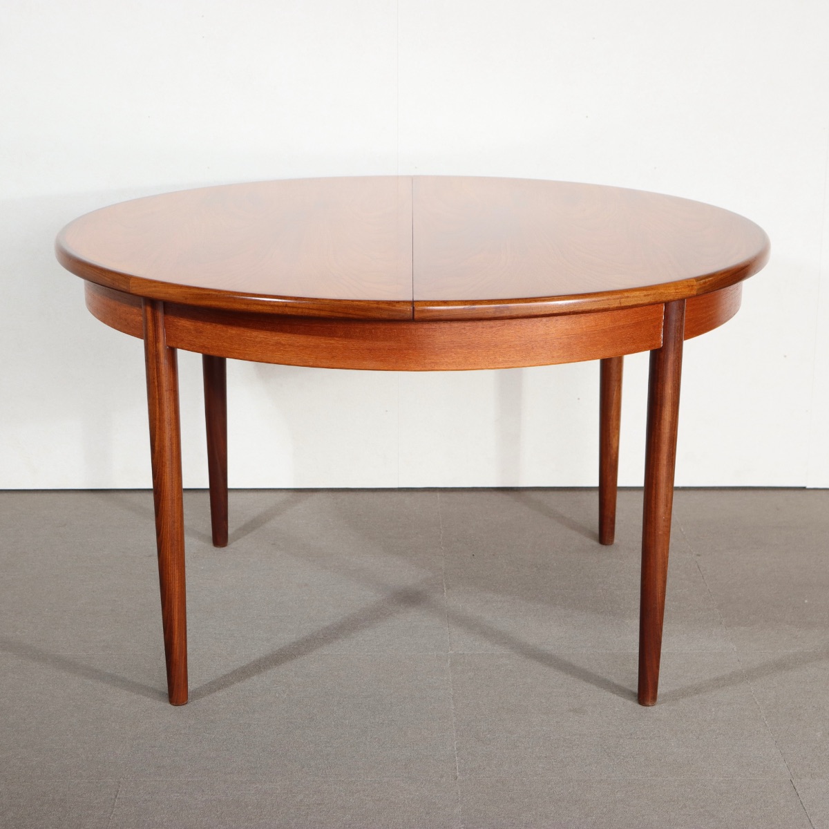 ジープランラウンドダイニングテーブル。チーク材の美しい木目が空間を引き立てるヴィンテージ。価値ある一台。