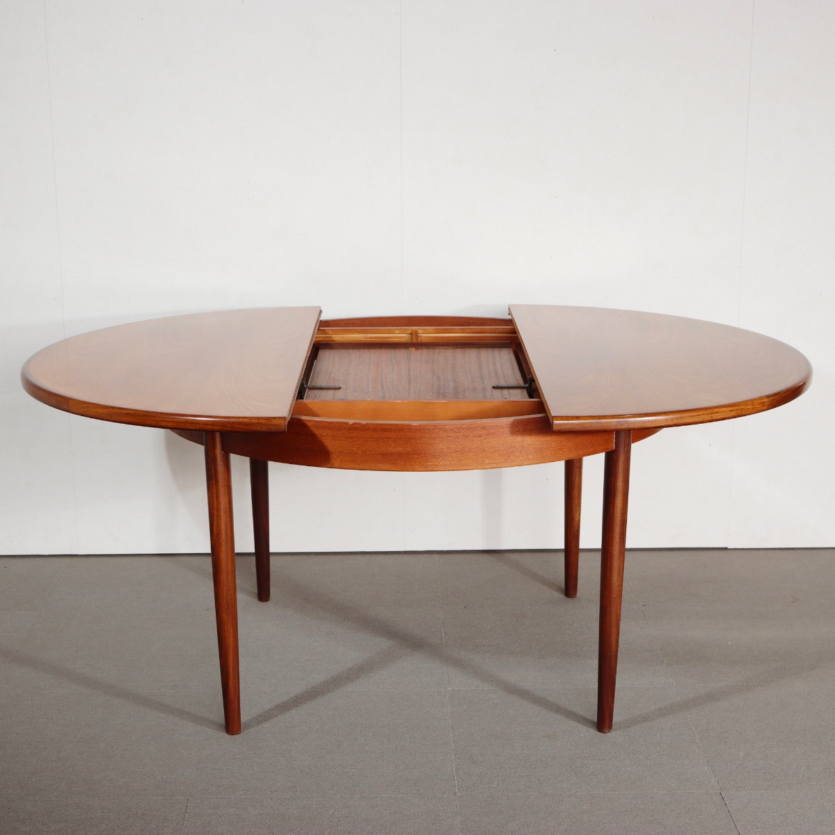 ジープランラウンドダイニングテーブル。チーク材の美しい木目が空間を引き立てるヴィンテージ。価値ある一台。