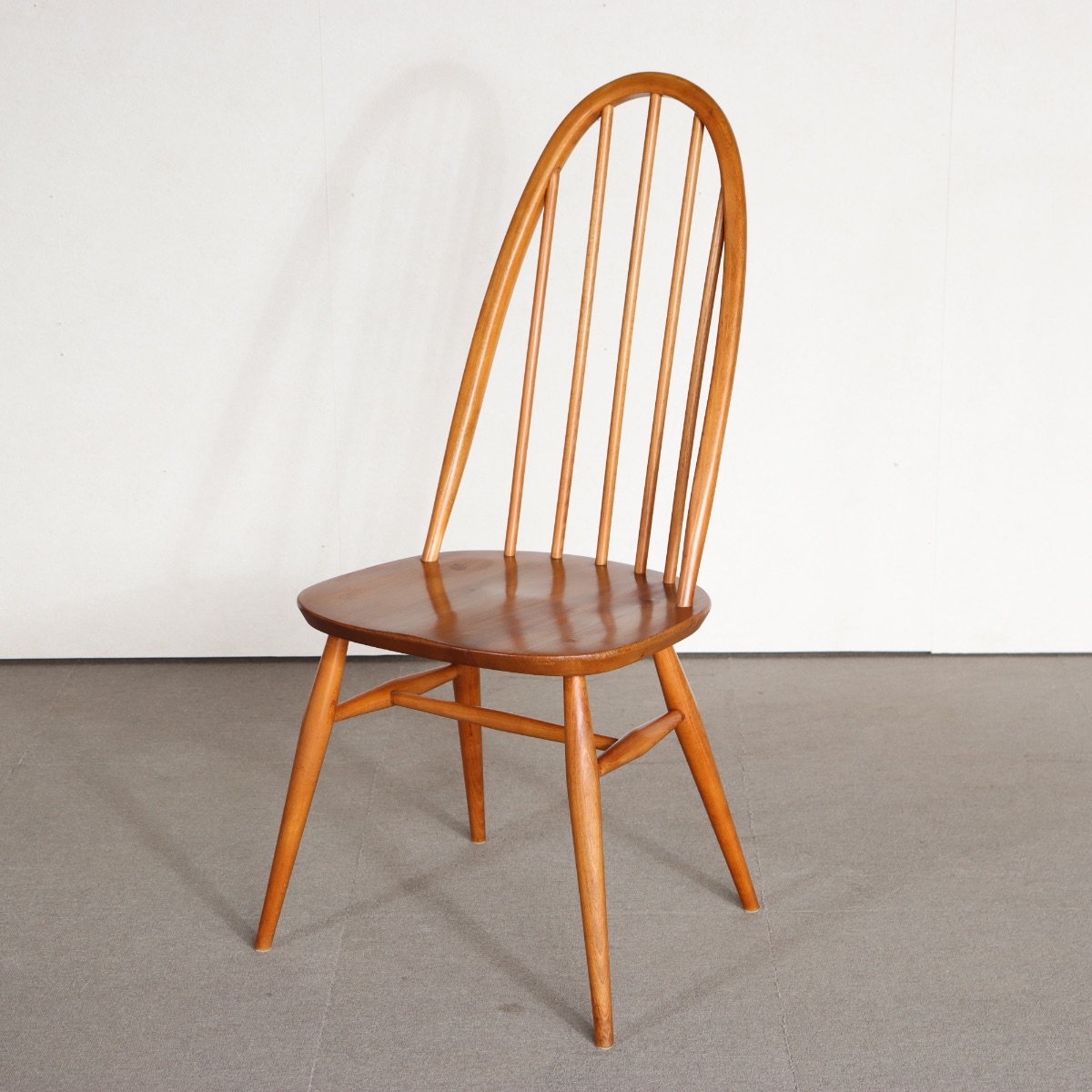 アーコールERCOLのクエーカーチェア。深みのある色調と穏やかな艶を纏う北欧ヴィンテージ。落ち着いた雰囲気が魅力。