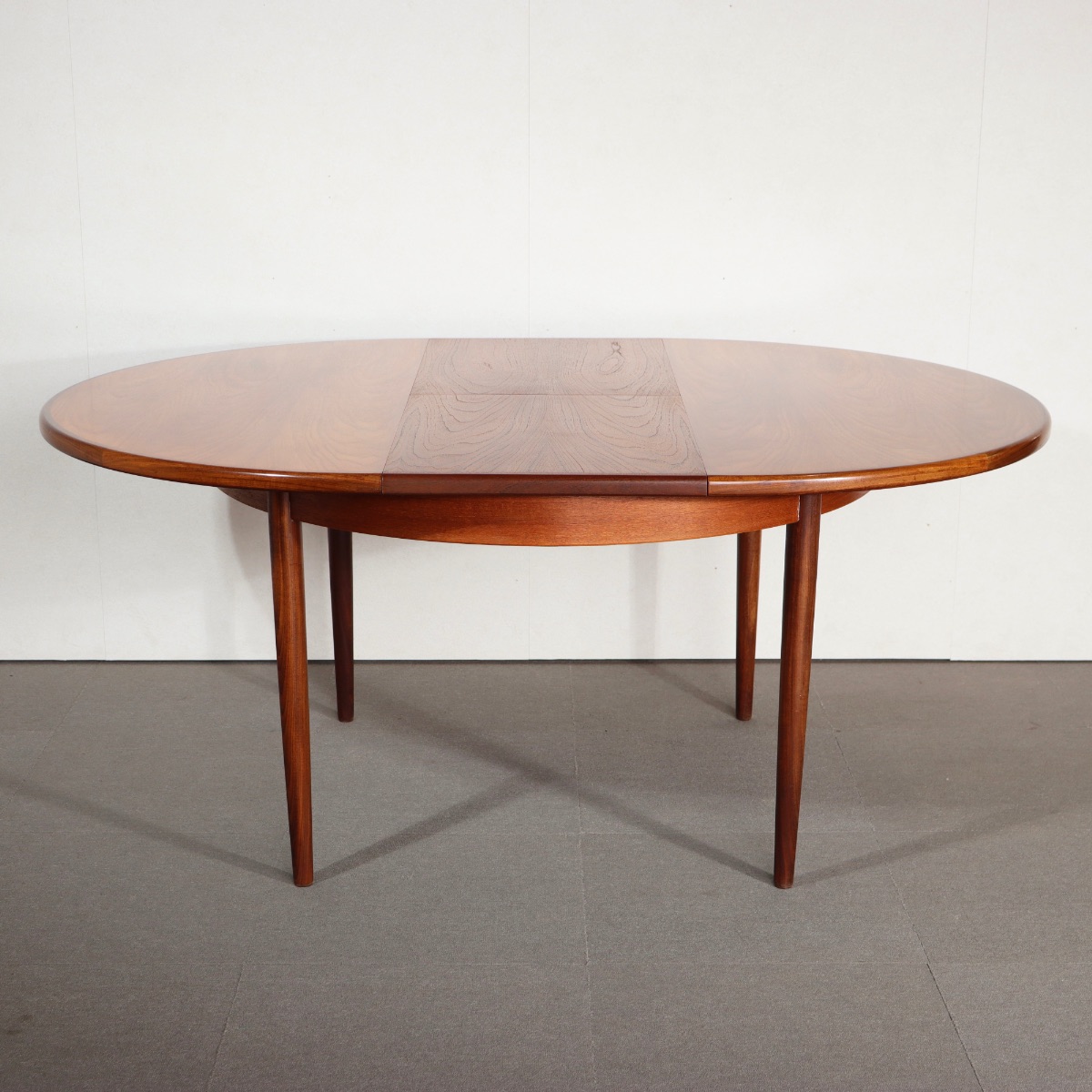 ジープランラウンドダイニングテーブル。チーク材の美しい木目が空間を引き立てるヴィンテージ。価値ある一台。