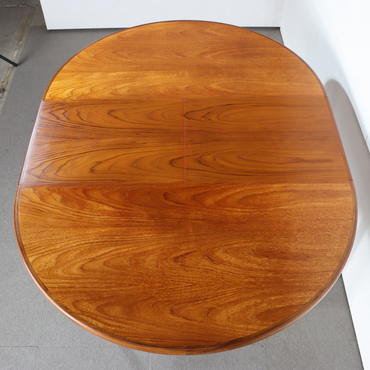 ジープランラウンドダイニングテーブル。チーク材の美しい木目が空間を引き立てるヴィンテージ。価値ある一台。