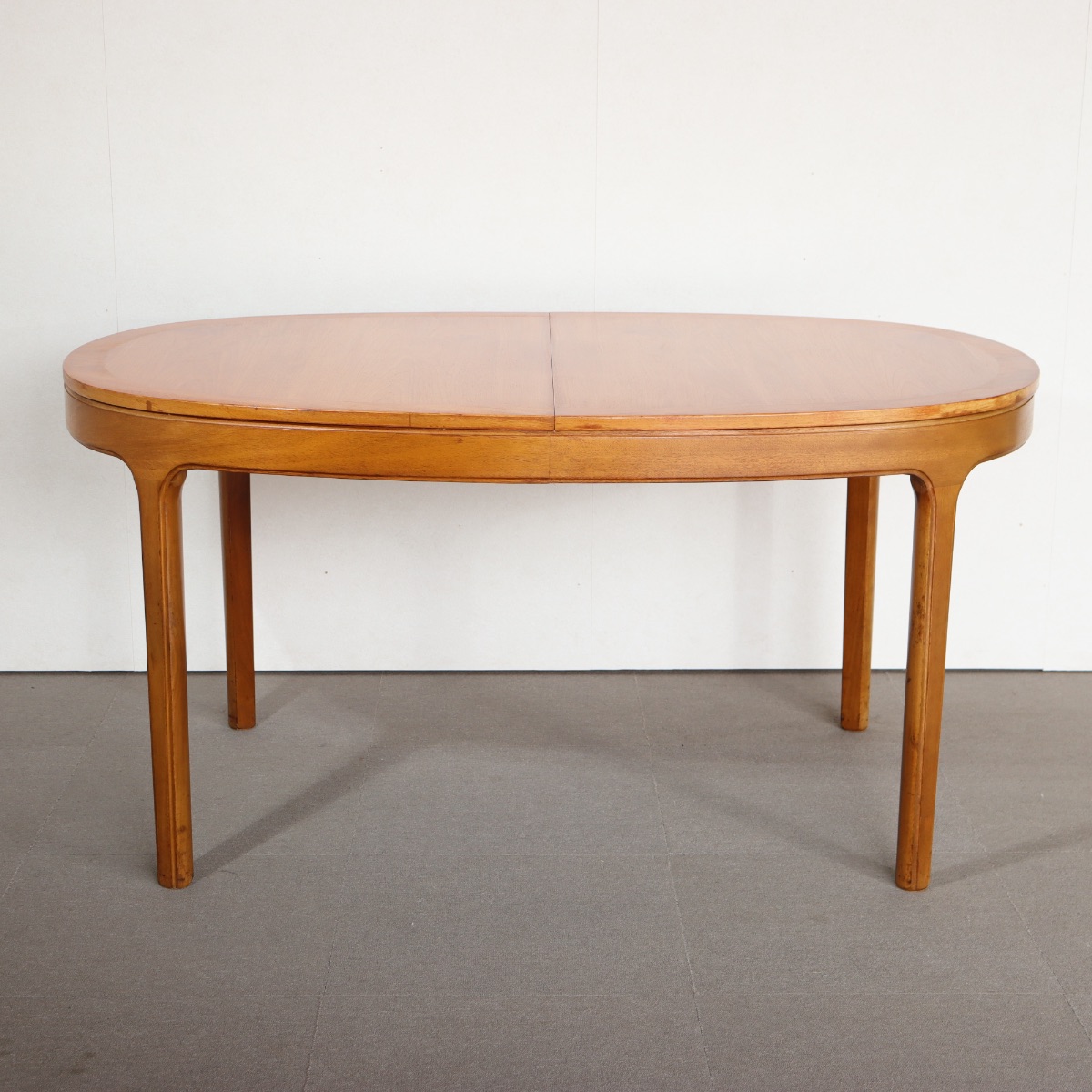 存在感のあるヴィンテージ家具。チーク材の上品な木目が印象的。