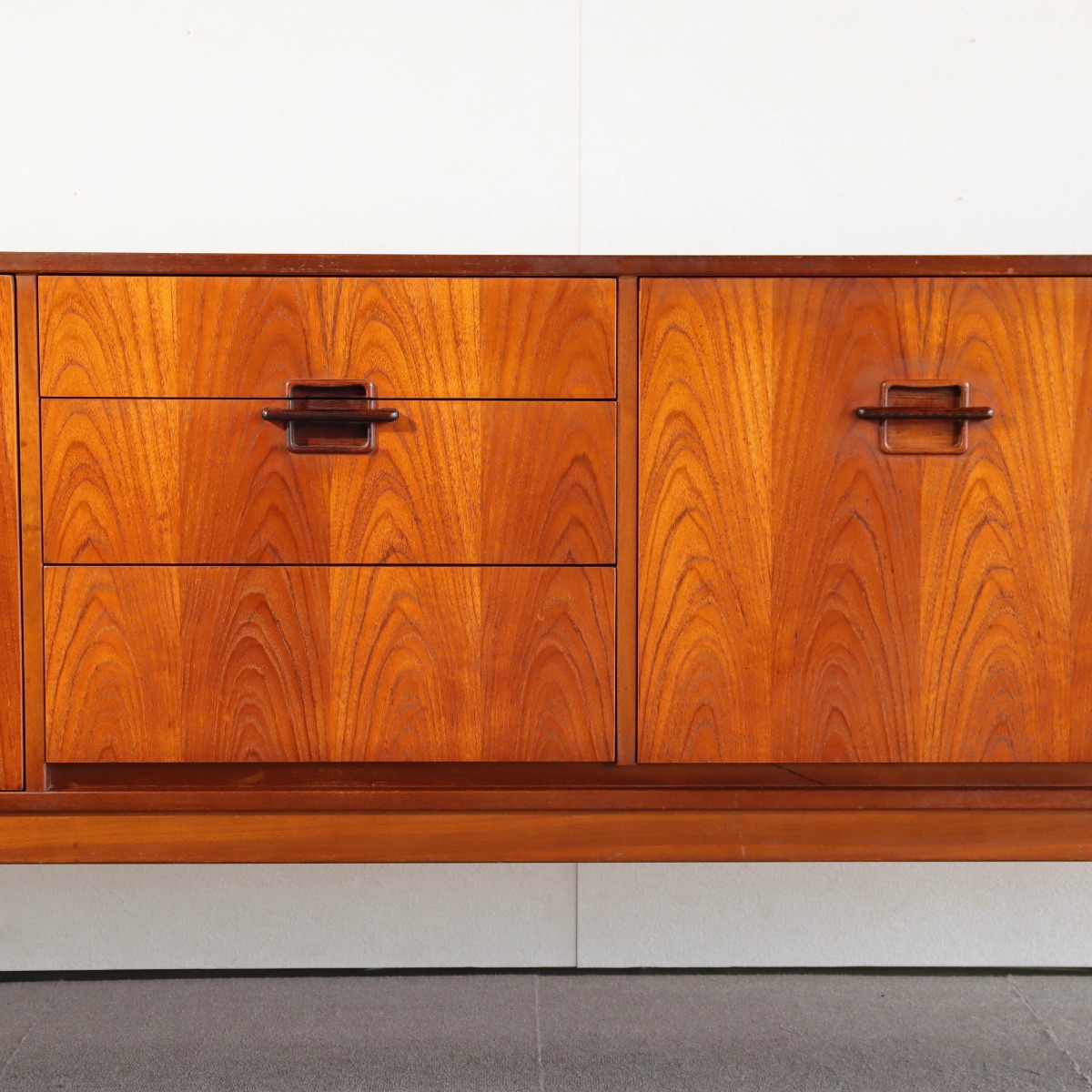 ネイサンNathanのサイドボード