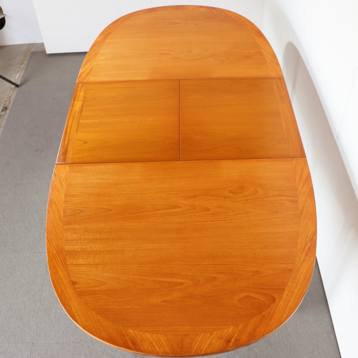 存在感のあるヴィンテージ家具。チーク材の上品な木目が印象的。