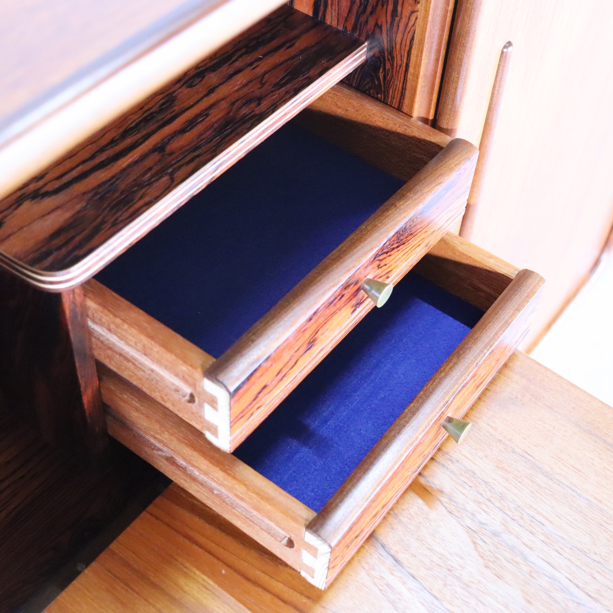 英国ヴィンテージのダイニングテーブル。チーク材の自然な艶が美しい北欧ヴィンテージ。静かに時を刻む上質な家具。