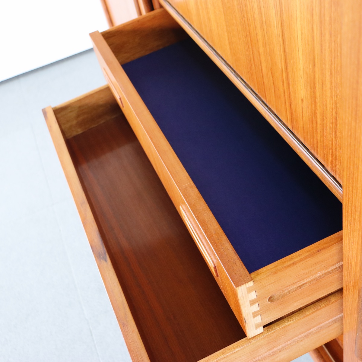 英国ヴィンテージのダイニングテーブル。チーク材の自然な艶が美しい北欧ヴィンテージ。静かに時を刻む上質な家具。