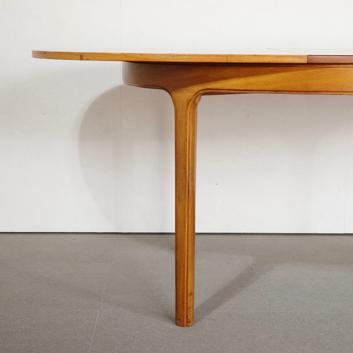 存在感のあるヴィンテージ家具。チーク材の上品な木目が印象的。