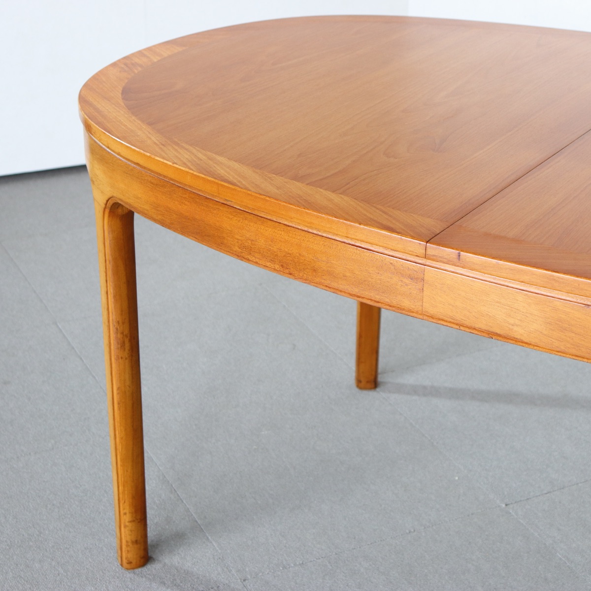 存在感のあるヴィンテージ家具。チーク材の上品な木目が印象的。