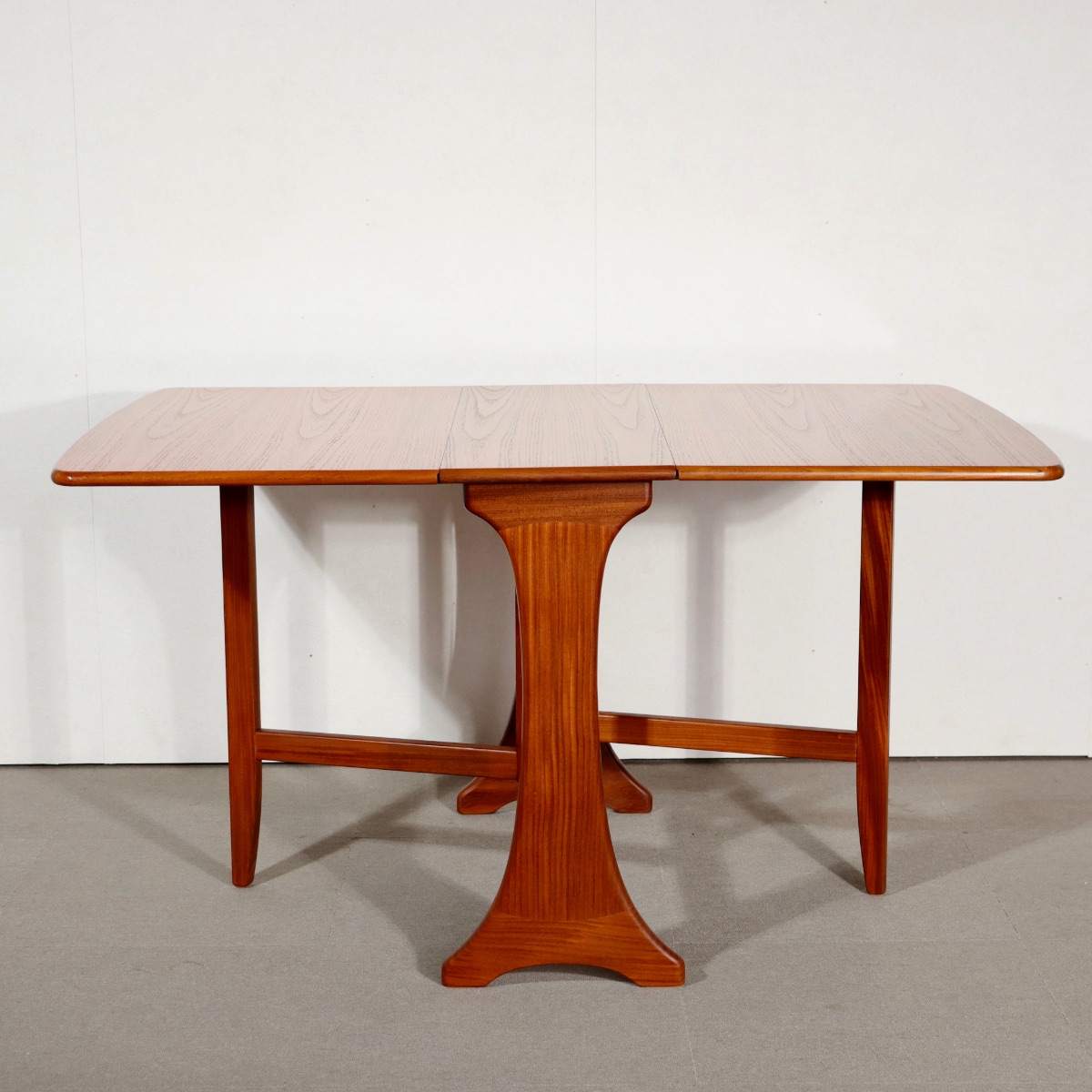 ジープランG-PLAN折り畳み式ダイニングテーブル。空間に品格を与えるヴィンテージ家具。美しい木目が映える。