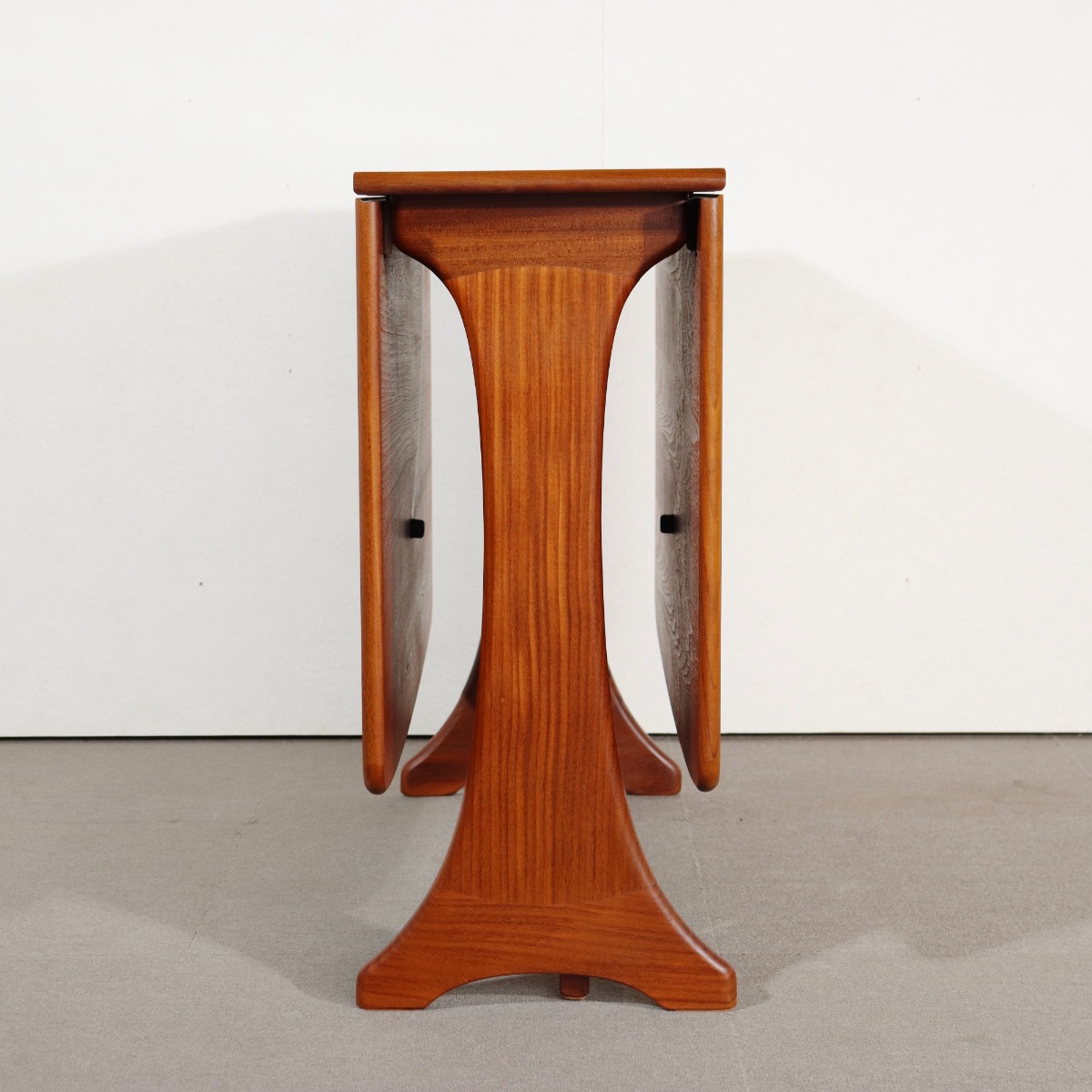 ジープランG-PLAN折り畳み式ダイニングテーブル。空間に品格を与えるヴィンテージ家具。美しい木目が映える。