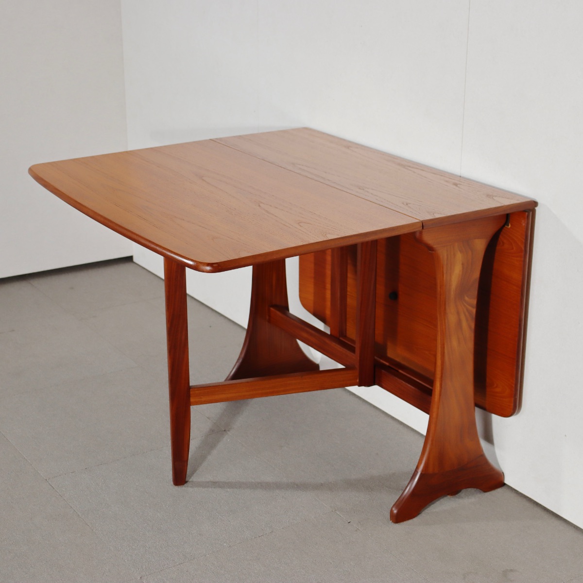 ジープランG-PLAN折り畳み式ダイニングテーブル。空間に品格を与えるヴィンテージ家具。美しい木目が映える。