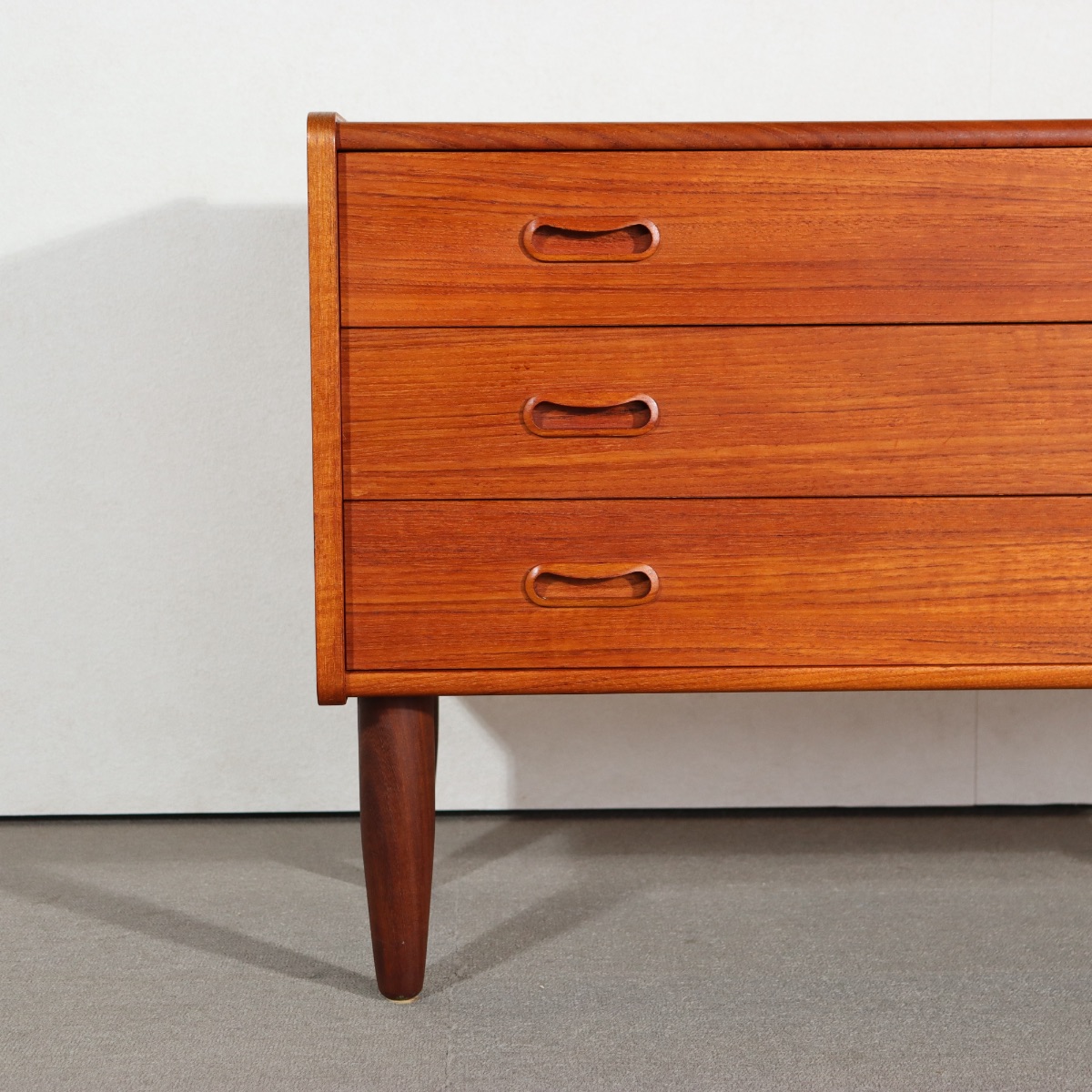 デンマーク製チェスト。空間の印象を高めるヴィンテージ家具。美しいチーク材の木目が魅力。