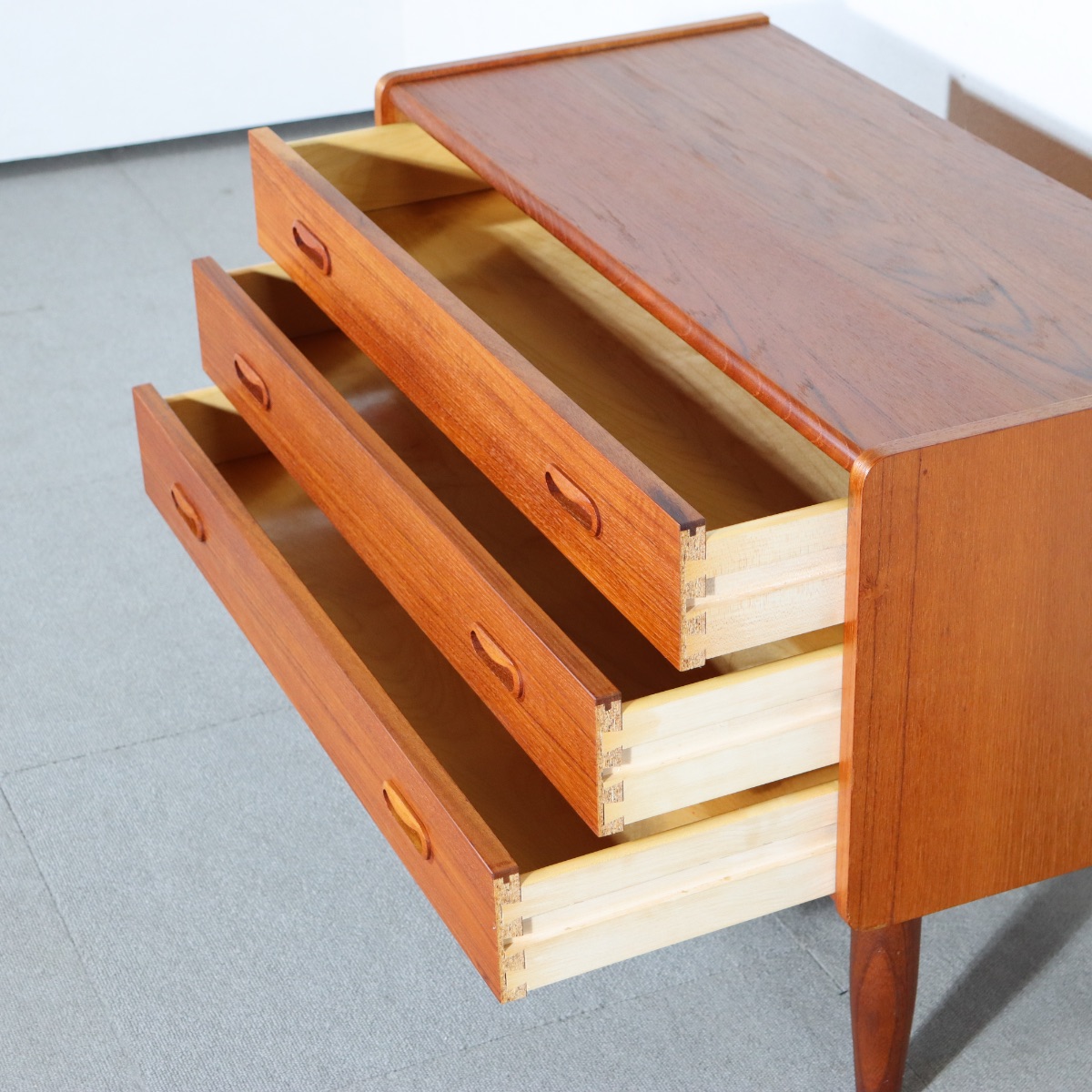 デンマーク製チェスト。空間の印象を高めるヴィンテージ家具。美しいチーク材の木目が魅力。