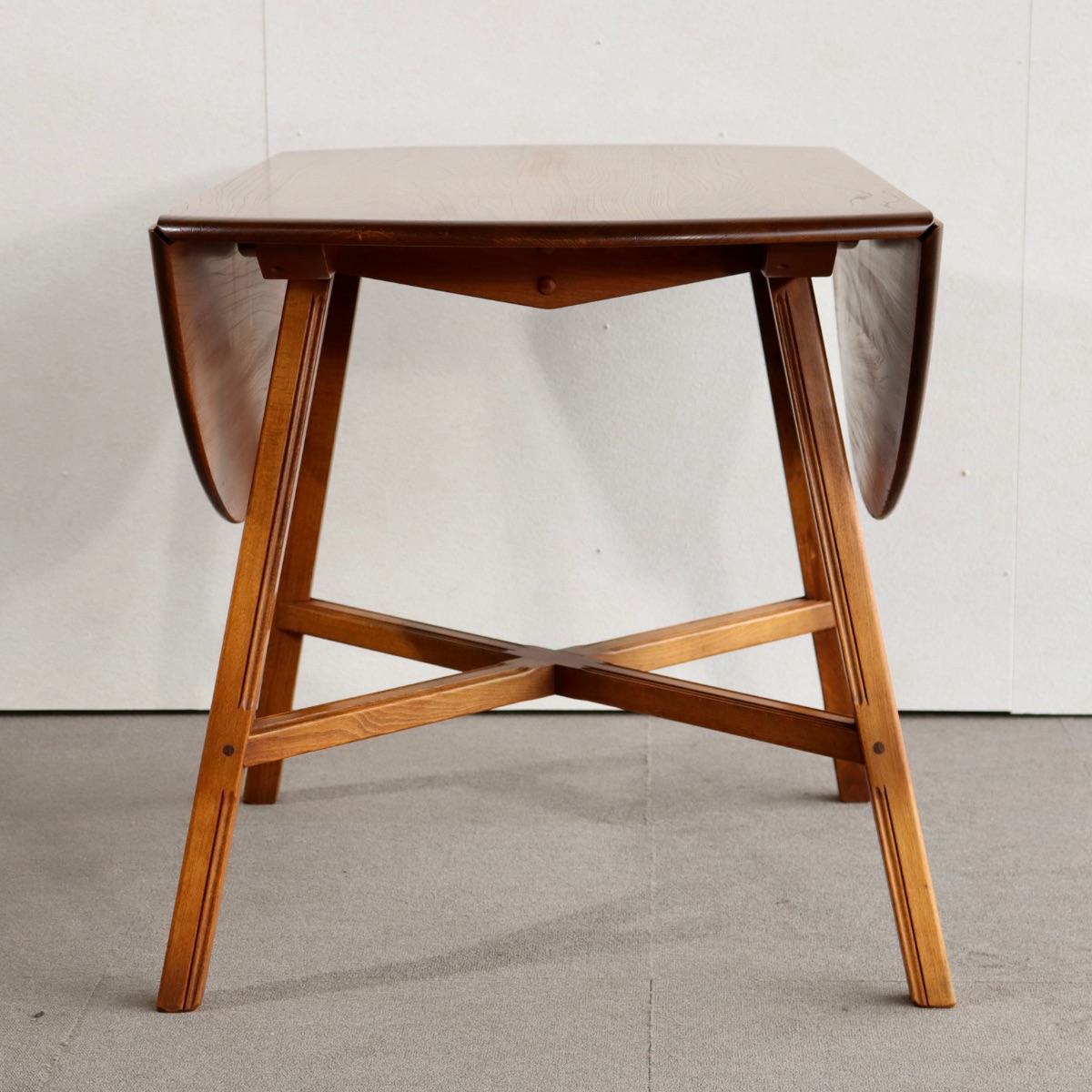 アーコールERCOLのテーブル