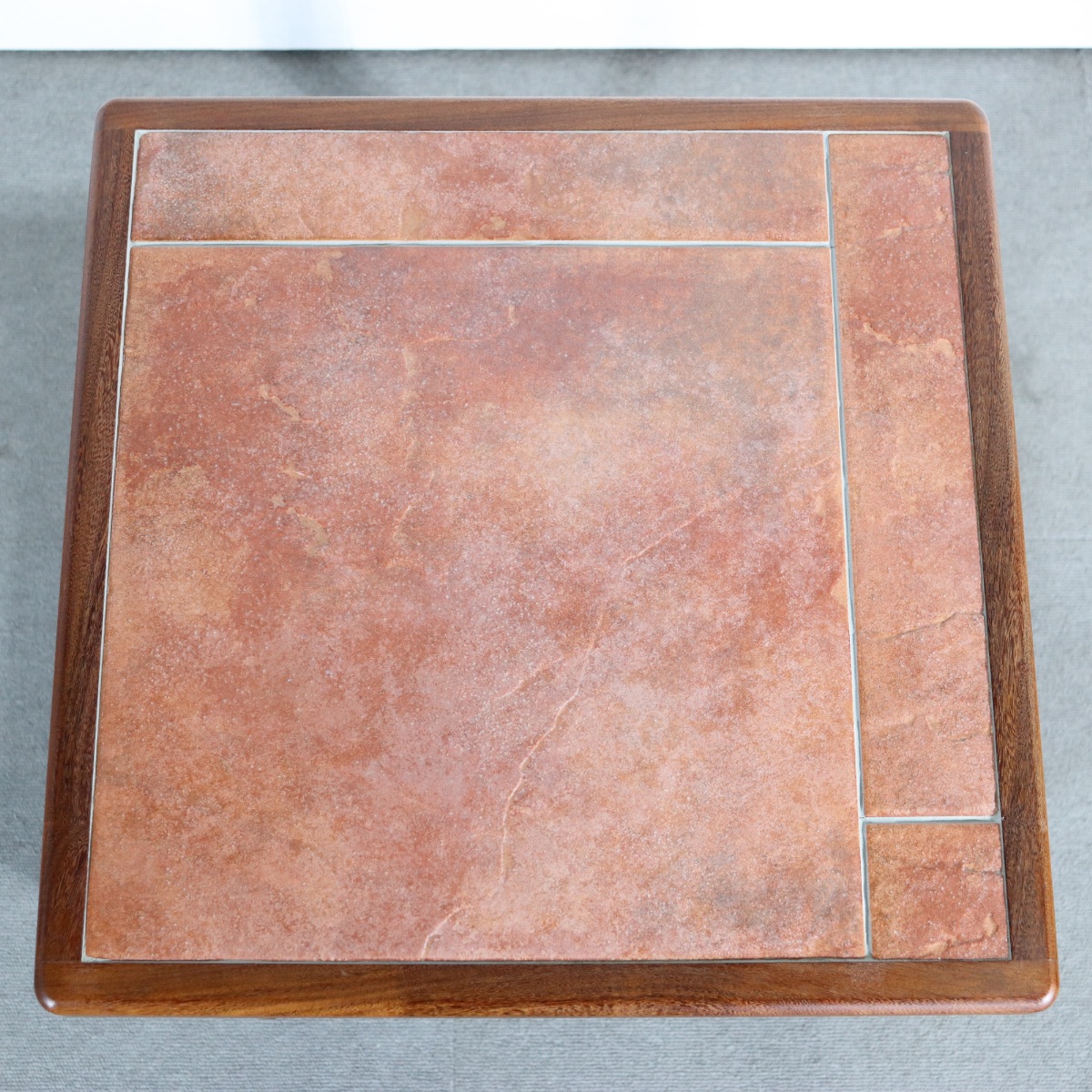 タイルトップコーヒーテーブル。洗練された印象のヴィンテージ家具。長く愛用できる上質さ。