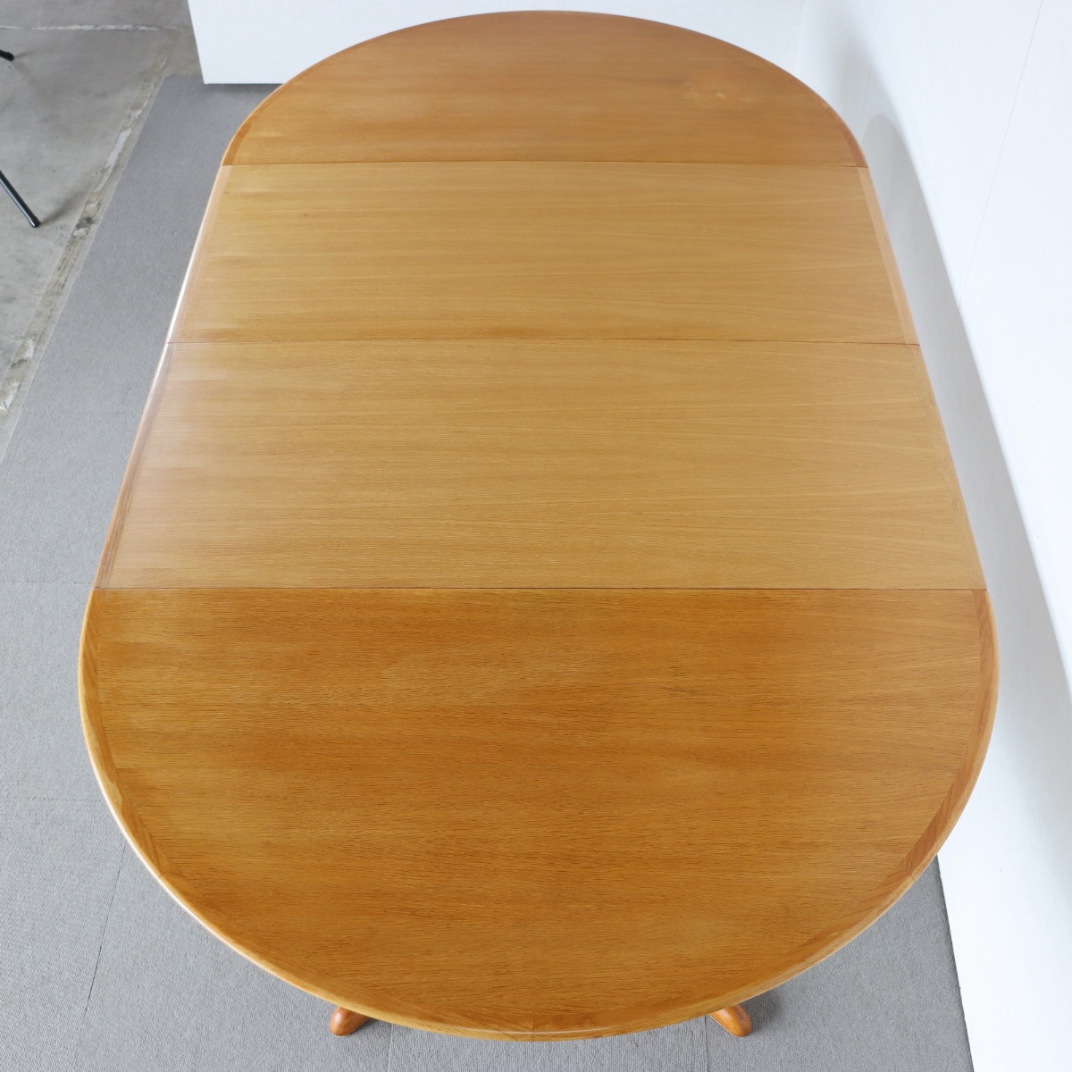 デンマーク製ダイニングテーブル。繊細な木目が際立つ北欧ヴィンテージ。控えめな上品さが魅力。