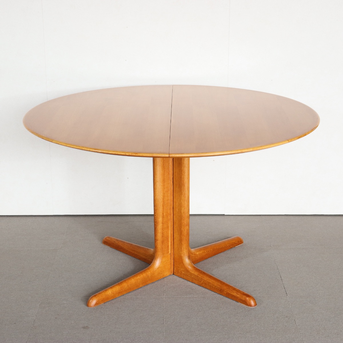 デンマーク製ダイニングテーブル。繊細な木目が際立つ北欧ヴィンテージ。控えめな上品さが魅力。