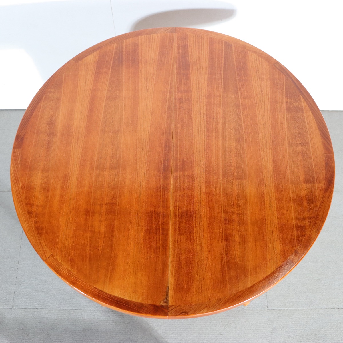 デンマーク製ダイニングテーブル。チーク材の深みある色調が美しいヴィンテージ。空間に映える一品。