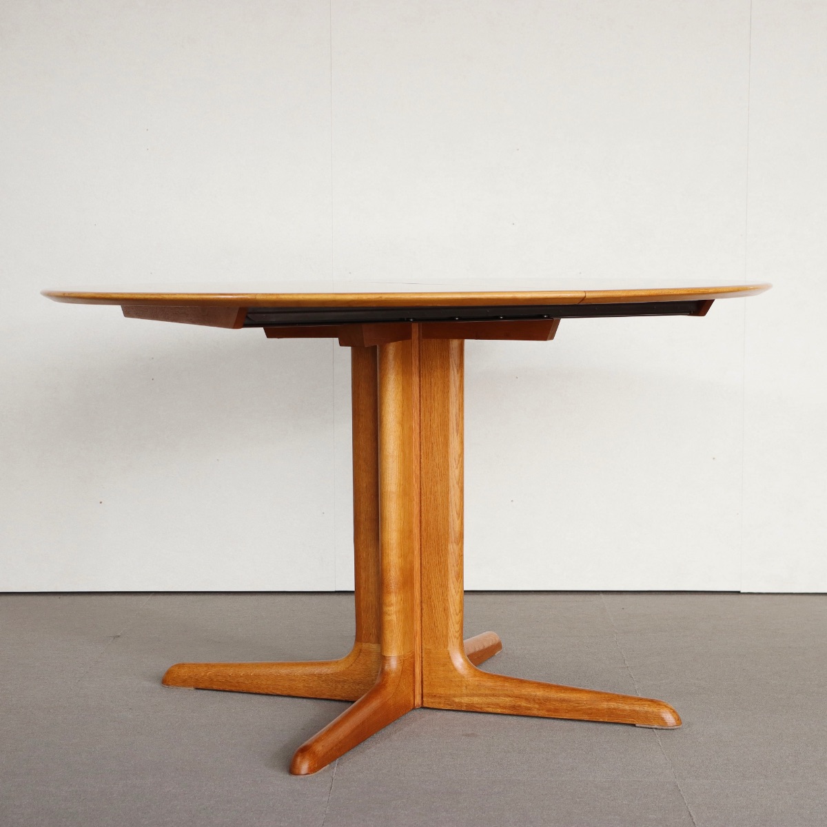 デンマーク製ダイニングテーブル。繊細な木目が際立つ北欧ヴィンテージ。控えめな上品さが魅力。