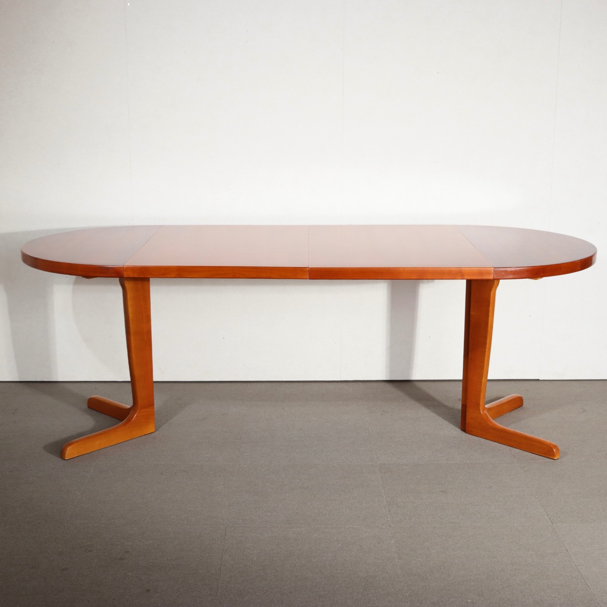 デンマーク製ダイニングテーブル。チーク材の深みある色調が美しいヴィンテージ。空間に映える一品。