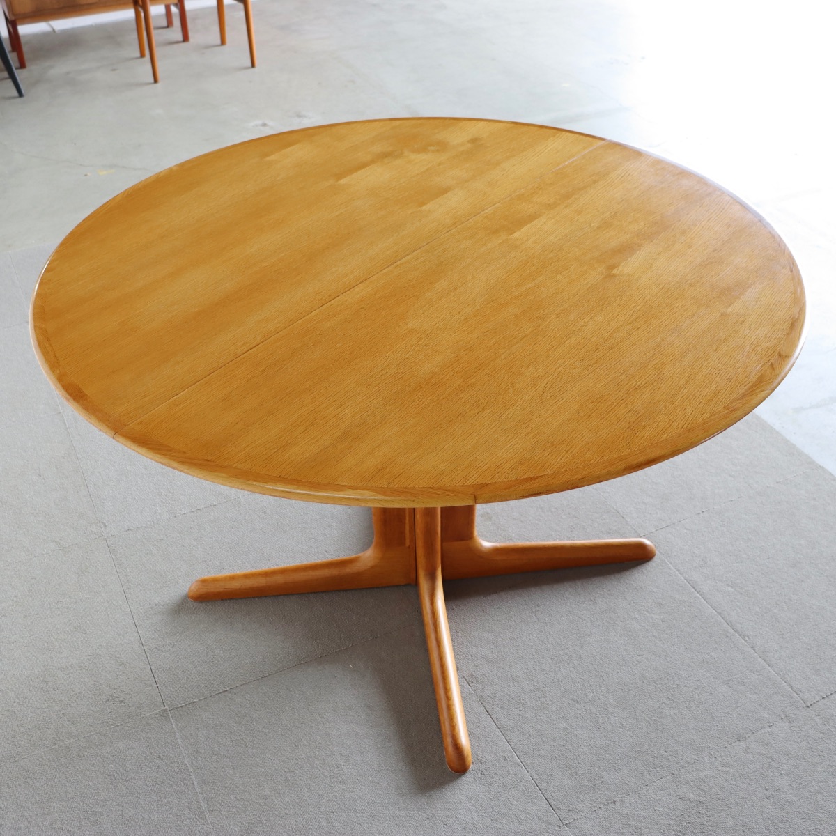 デンマーク製ダイニングテーブル。繊細な木目が際立つ北欧ヴィンテージ。控えめな上品さが魅力。