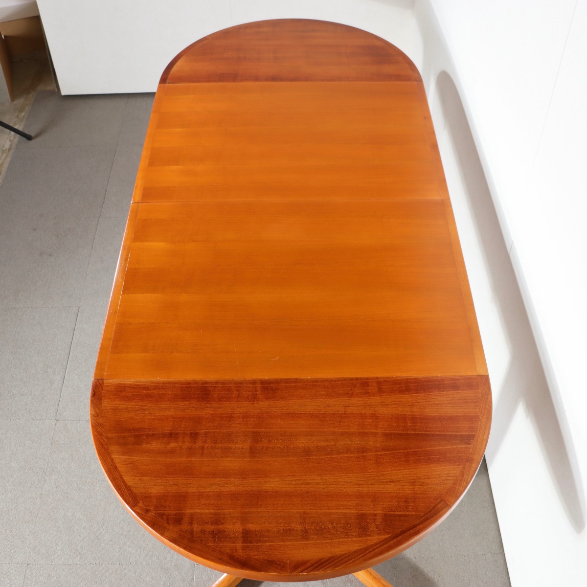 デンマーク製ダイニングテーブル。チーク材の深みある色調が美しいヴィンテージ。空間に映える一品。