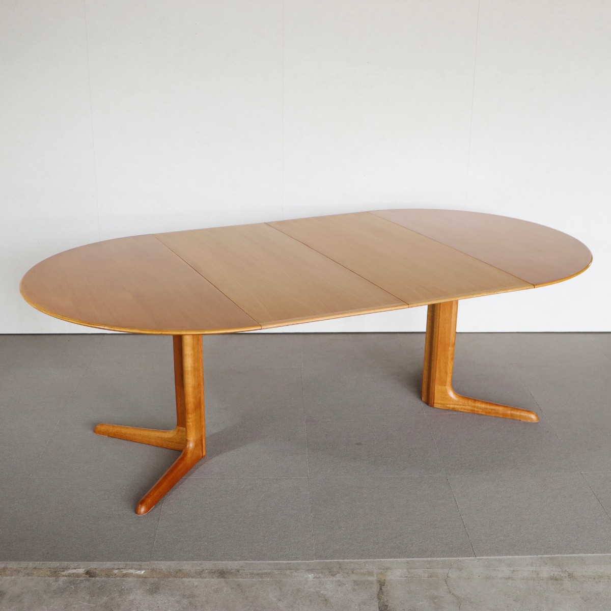 デンマーク製ダイニングテーブル。繊細な木目が際立つ北欧ヴィンテージ。控えめな上品さが魅力。