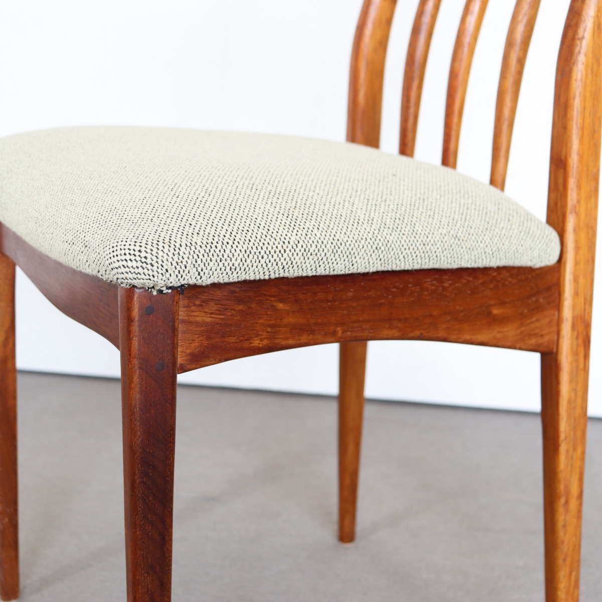 ヤンガーYOUNGER製ダイニングチェア。チーク材の繊細な木目が際立つ北欧ヴィンテージ。控えめな上品さが魅力。