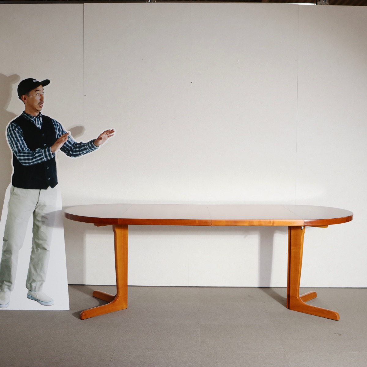 デンマーク製ダイニングテーブル。チーク材の深みある色調が美しいヴィンテージ。空間に映える一品。