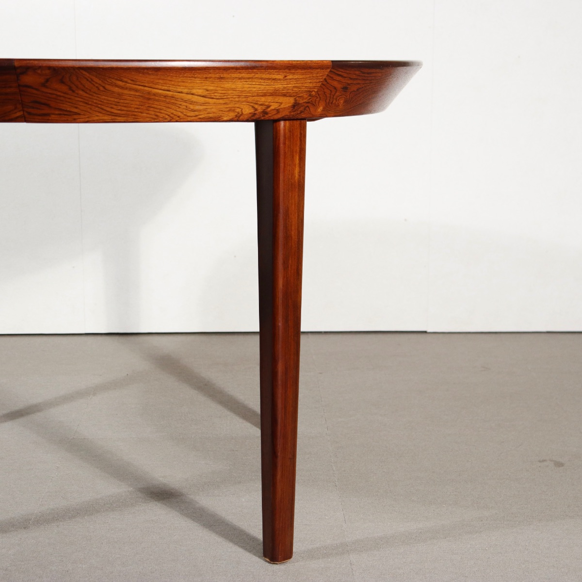 デンマーク製ダイニングテーブル。空間の印象を高めるヴィンテージ家具。ローズウッドの木目が魅力。