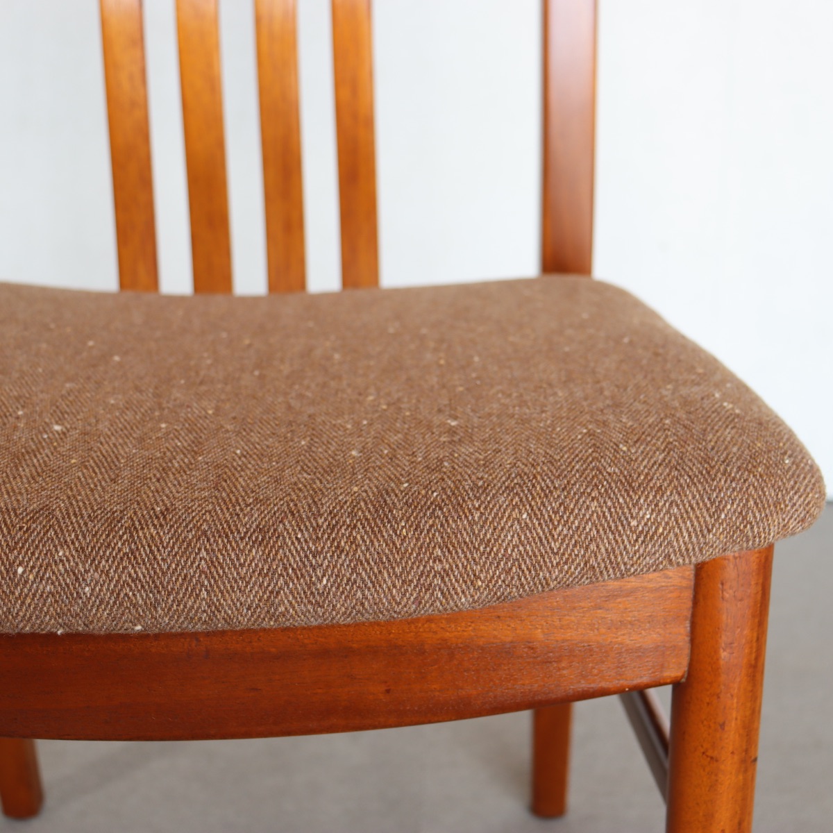beithcraftのダイニングチェア。深みあるチークの色味が美しい北欧ヴィンテージ。時の経過を静かに語る。